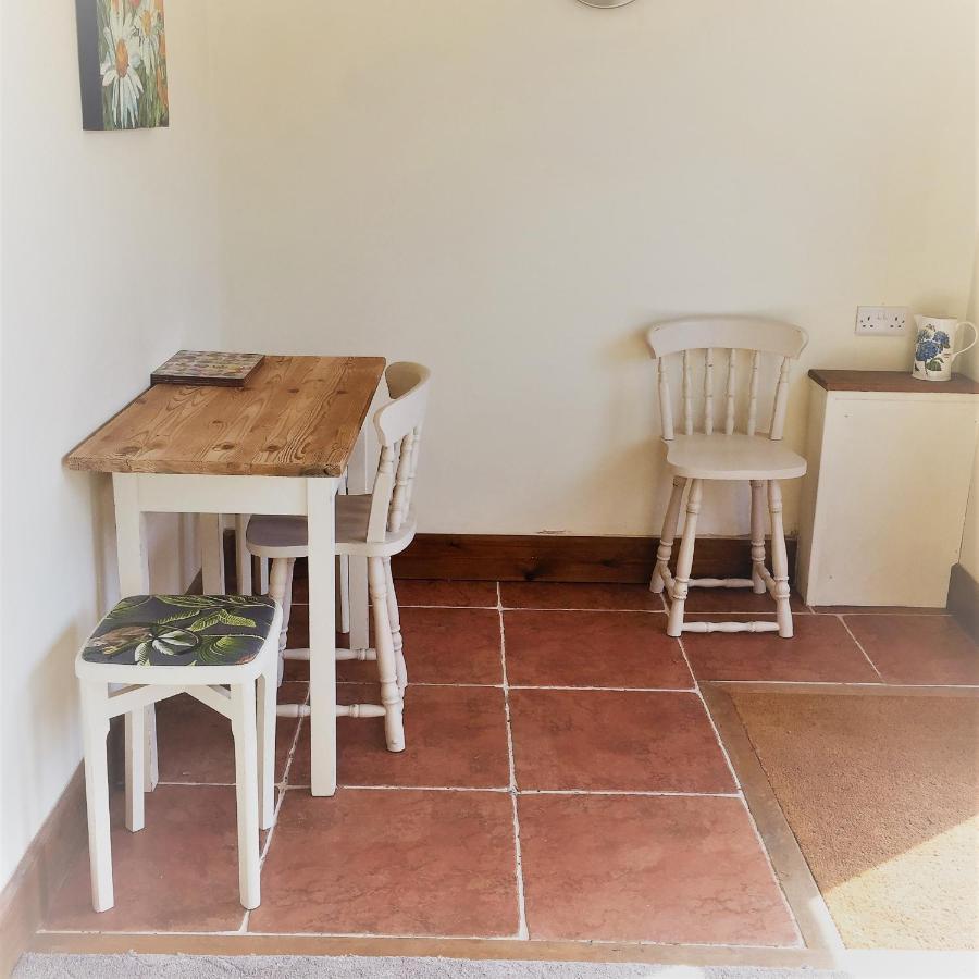 Meg'S Cottage Taunton Exterior photo